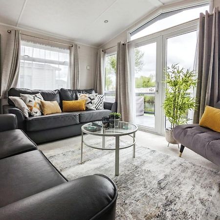 Lakewood Lodge South Cerney Bagian luar foto