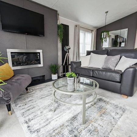 Lakewood Lodge South Cerney Bagian luar foto