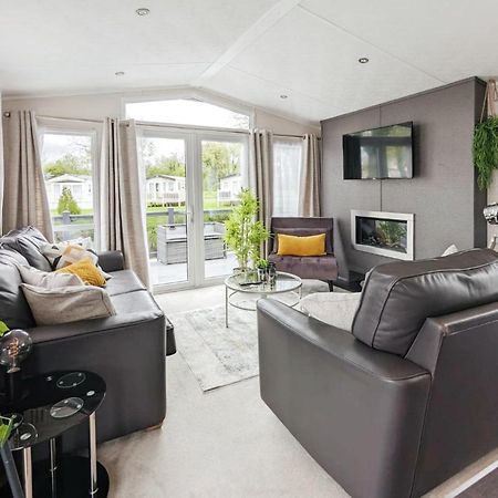 Lakewood Lodge South Cerney Bagian luar foto