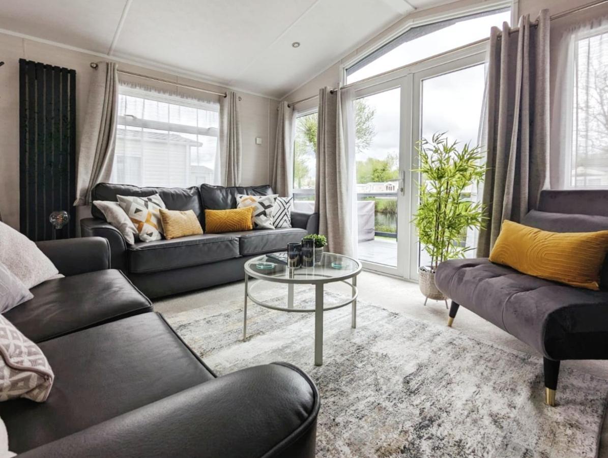 Lakewood Lodge South Cerney Bagian luar foto