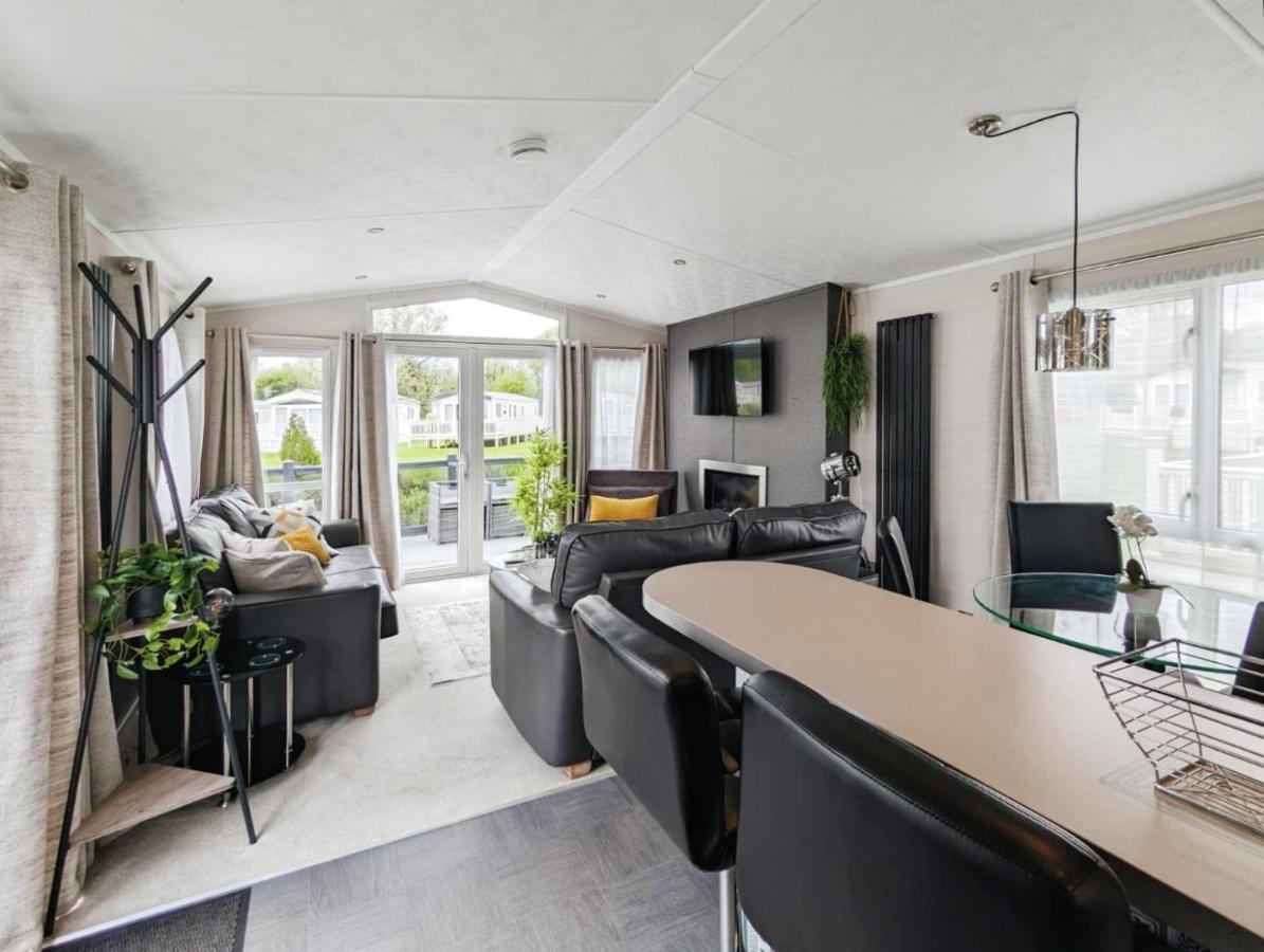 Lakewood Lodge South Cerney Bagian luar foto