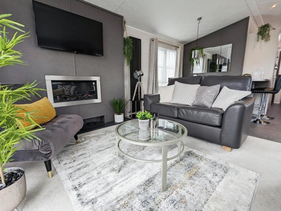 Lakewood Lodge South Cerney Bagian luar foto