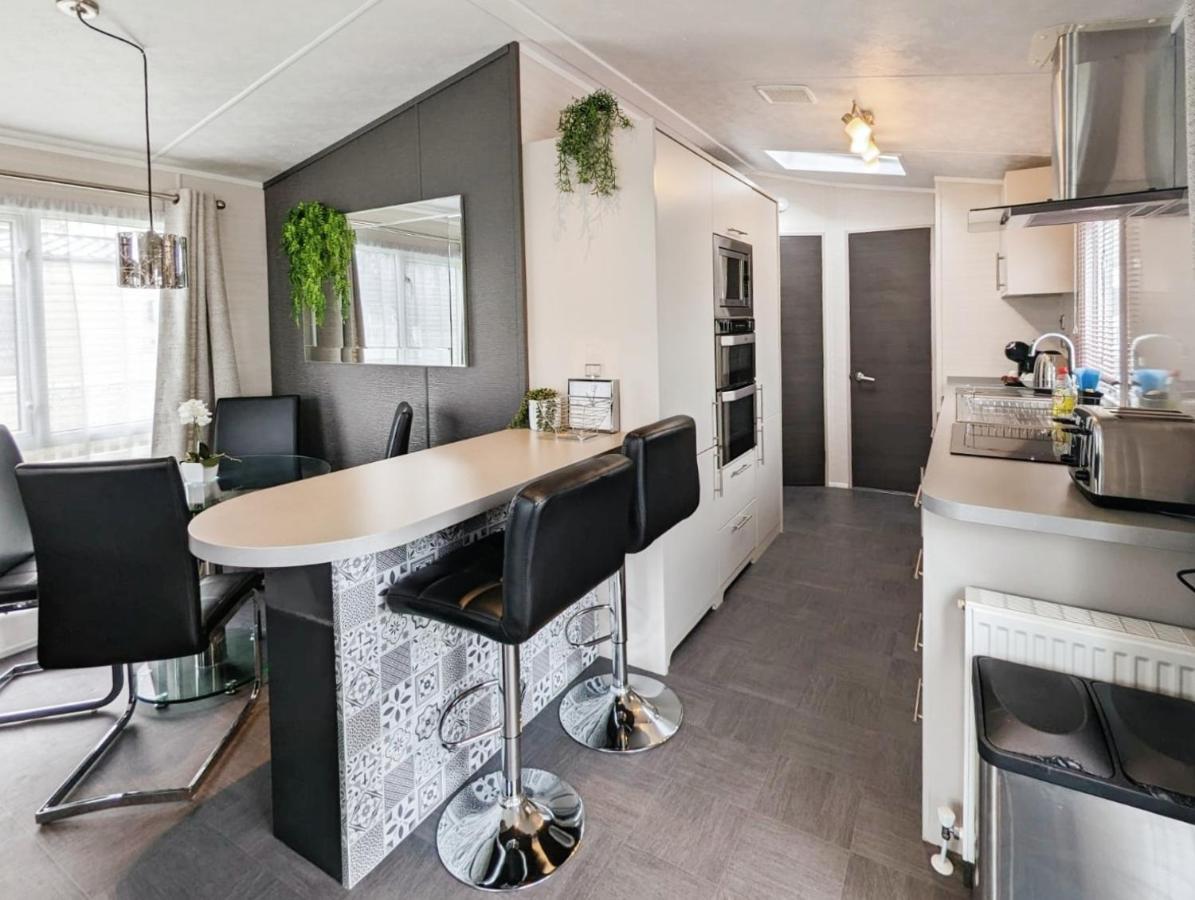Lakewood Lodge South Cerney Bagian luar foto