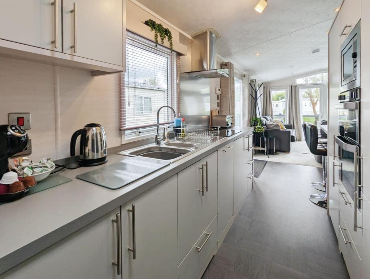 Lakewood Lodge South Cerney Bagian luar foto