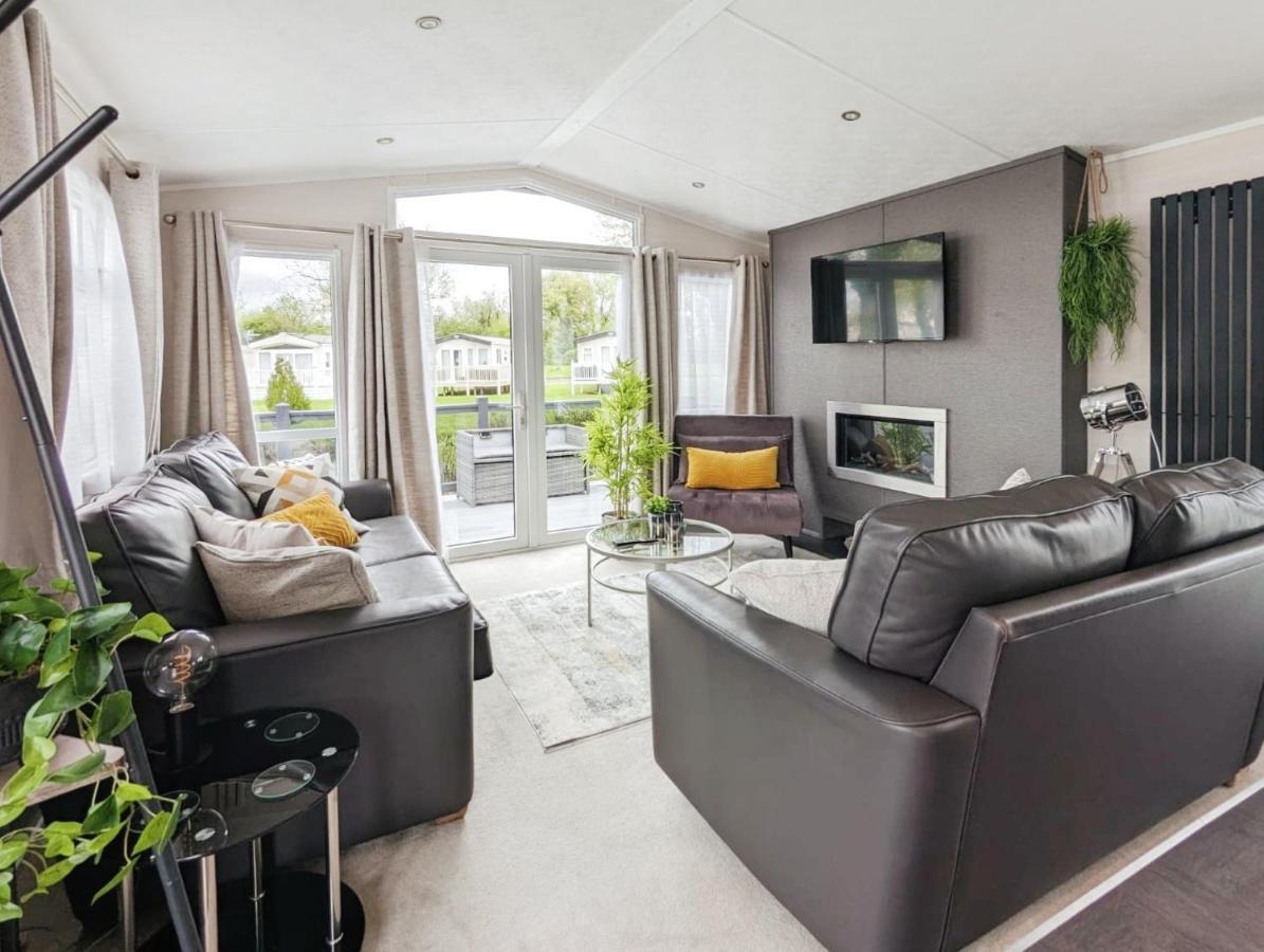 Lakewood Lodge South Cerney Bagian luar foto