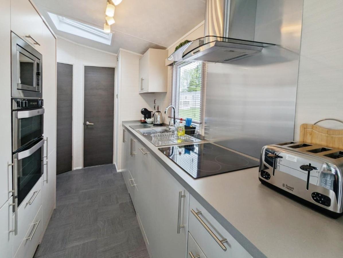 Lakewood Lodge South Cerney Bagian luar foto