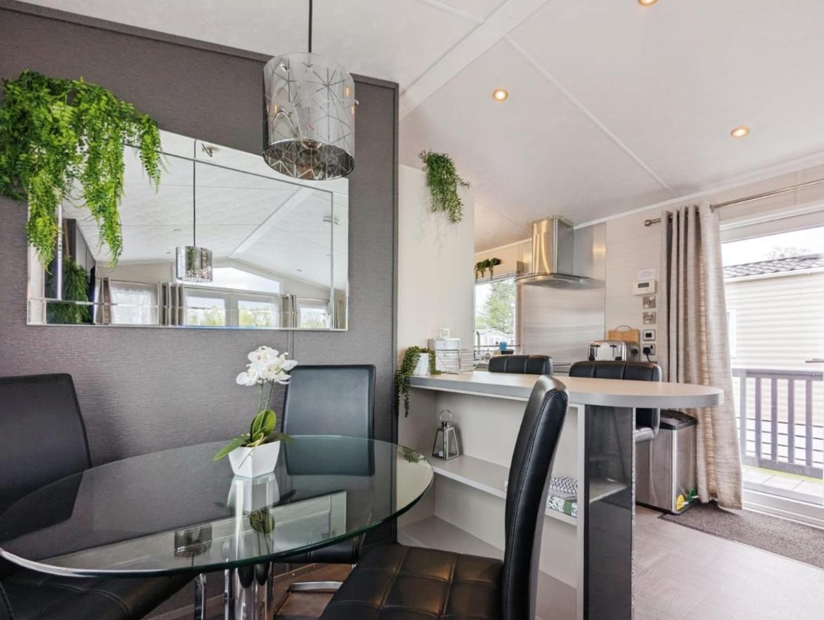 Lakewood Lodge South Cerney Bagian luar foto