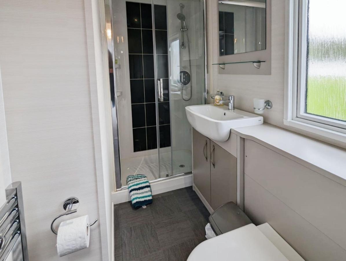 Lakewood Lodge South Cerney Bagian luar foto