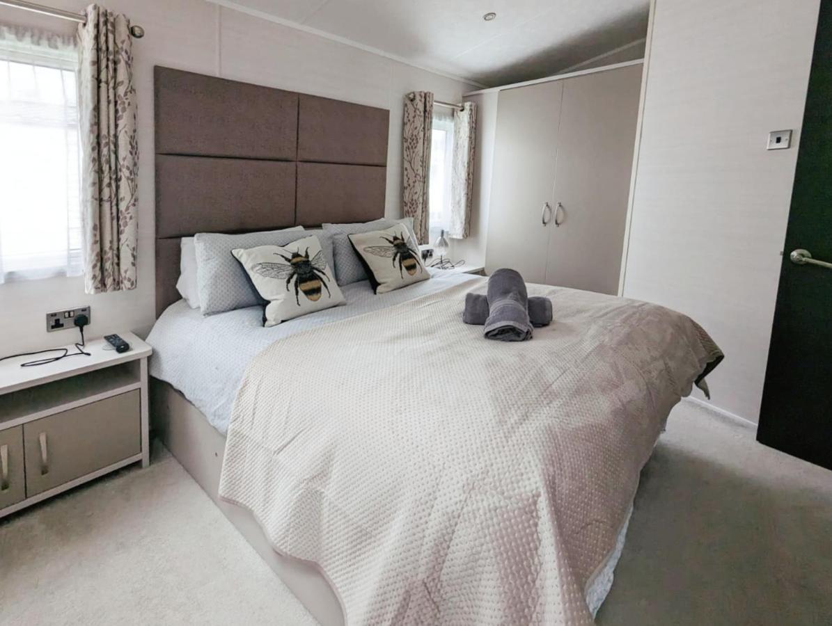 Lakewood Lodge South Cerney Bagian luar foto